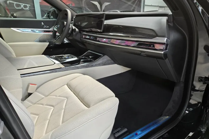 BMW 740d (Seria 7) din 2026 cu 20 km - oferta BMW198845 - foto 11