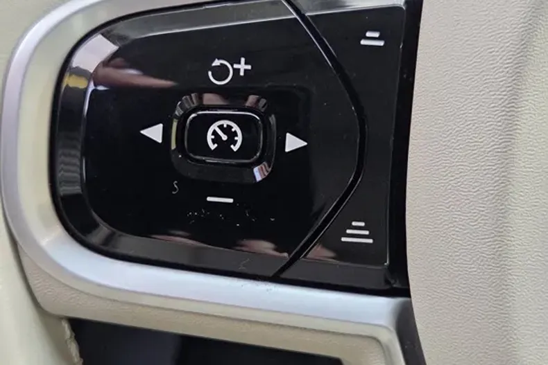 Volvo XC60 din 2021 cu 75.935 km - oferta VOL198863 - foto 27