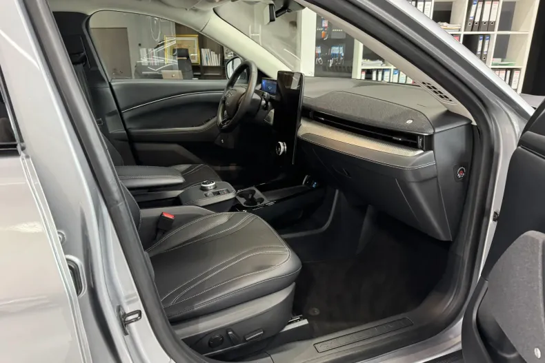 Ford Mustang Mach-E din 2022 cu 54.943 km - oferta FOR198969 - foto 11