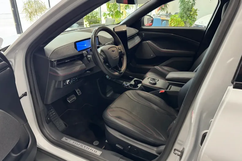 Ford Mustang Mach-E din 2022 cu 45.252 km - oferta FOR198971 - foto 5