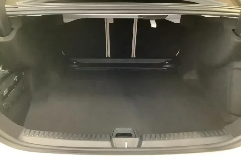 Mercedes-Benz E 200 (Clasa E) din 2025 cu 23.166 km - oferta MER198984 - foto 4