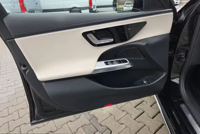 Mercedes-Benz E 300 (Clasa E) din 2025 cu 12.500 km - oferta MER199041 - foto 10