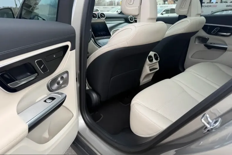 Mercedes-Benz GLC 300 (Clasa GLC) din 2023 cu 20.658 km - oferta MER199082 - foto 12