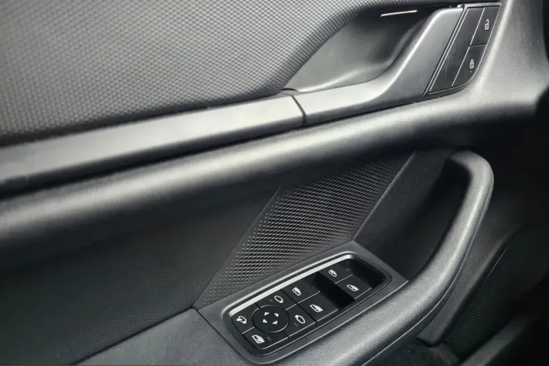 Porsche Taycan din 2023 cu 83.800 km - oferta POR199107 - foto 23