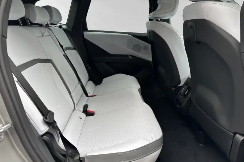 BMW iX3 (Seria X) din 2026 cu 4.000 km - oferta BMW199263 - foto 14