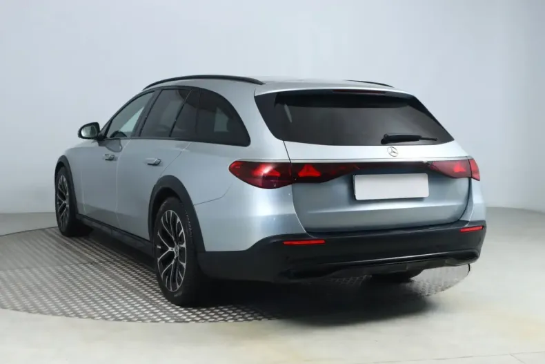 Mercedes-Benz E 220 (Clasa E) din 2024 cu 44.695 km - oferta MER199517 - foto 4