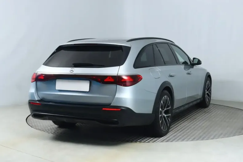 Mercedes-Benz E 220 (Clasa E) din 2024 cu 44.695 km - oferta MER199517 - foto 5