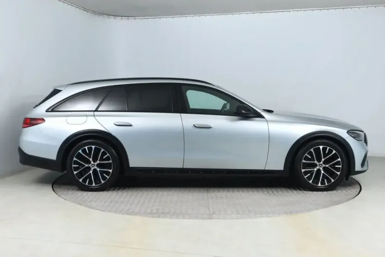 Mercedes-Benz E 220 (Clasa E) din 2024 cu 44.695 km - oferta MER199517 - foto 6