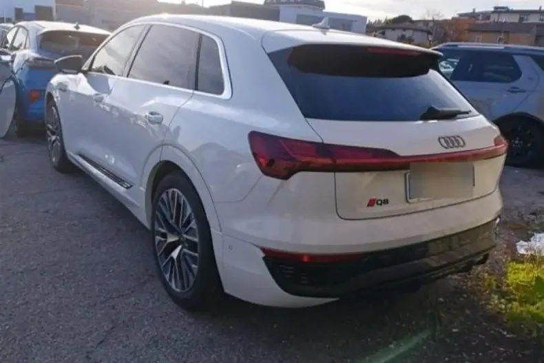 Audi Q8 e-tron din 2023 cu 39.830 km - oferta AUD199526 - foto 3