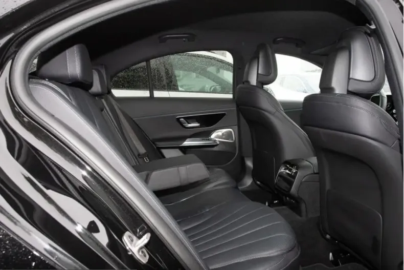 Mercedes-Benz E 400 (Clasa E) din 2025 cu 10.233 km - oferta MER199547 - foto 13