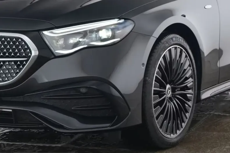 Mercedes-Benz E 300 (Clasa E) din 2025 cu 9.188 km - oferta MER199625 - foto 2