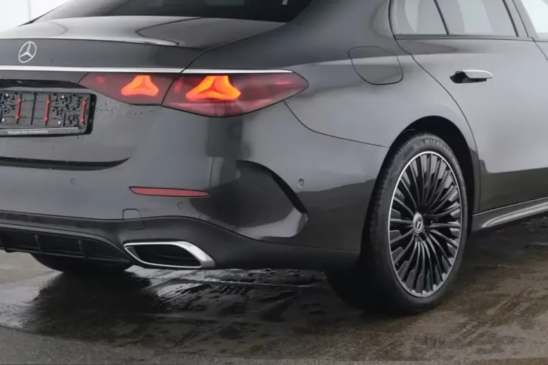 Mercedes-Benz E 300 (Clasa E) din 2025 cu 9.188 km - oferta MER199625 - foto 4