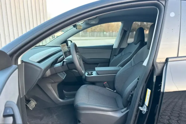 Tesla Model Y din 2025 cu 2.300 km - oferta TES199869 - foto 9