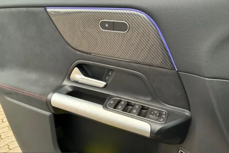 Mercedes-Benz GLA 220 (Clasa GLA) din 2024 cu 9.900 km - oferta MER199946 - foto 10