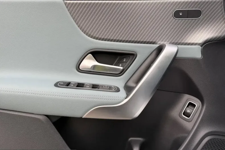 Mercedes-Benz CLA 180 (Clasa CLA) din 2024 cu 8.500 km - oferta MER199991 - foto 12