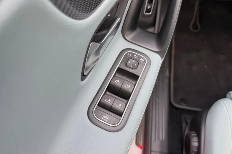 Mercedes-Benz CLA 180 (Clasa CLA) din 2024 cu 8.500 km - oferta MER199991 - foto 13