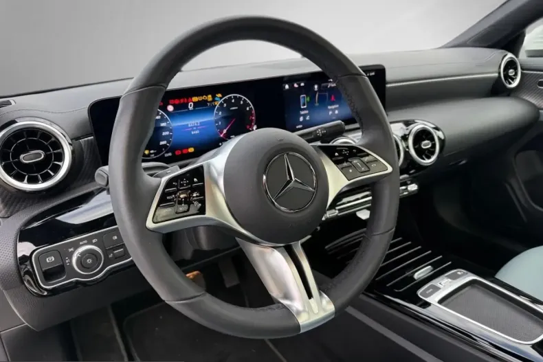 Mercedes-Benz CLA 180 (Clasa CLA) din 2024 cu 8.500 km - oferta MER199991 - foto 15