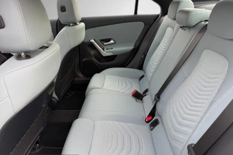 Mercedes-Benz CLA 180 (Clasa CLA) din 2024 cu 8.500 km - oferta MER199991 - foto 16