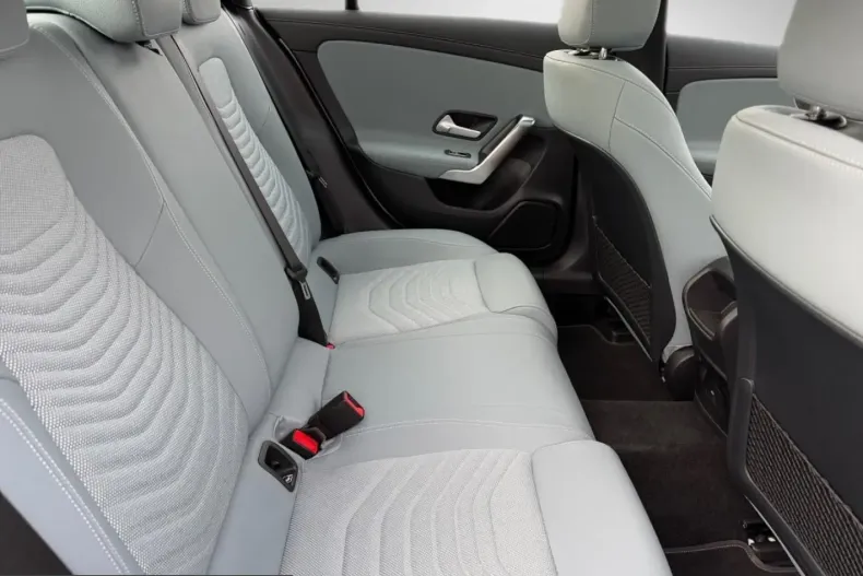 Mercedes-Benz CLA 180 (Clasa CLA) din 2024 cu 8.500 km - oferta MER199991 - foto 23