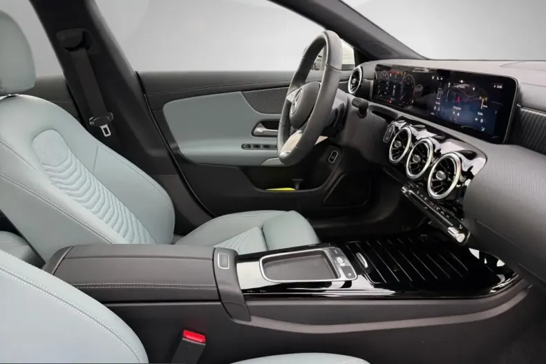 Mercedes-Benz CLA 180 (Clasa CLA) din 2024 cu 8.500 km - oferta MER199991 - foto 25