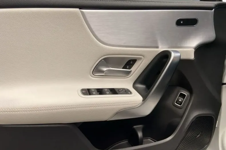 Mercedes-Benz CLA 250 (Clasa CLA) din 2022 cu 40.038 km - oferta MER199994 - foto 19