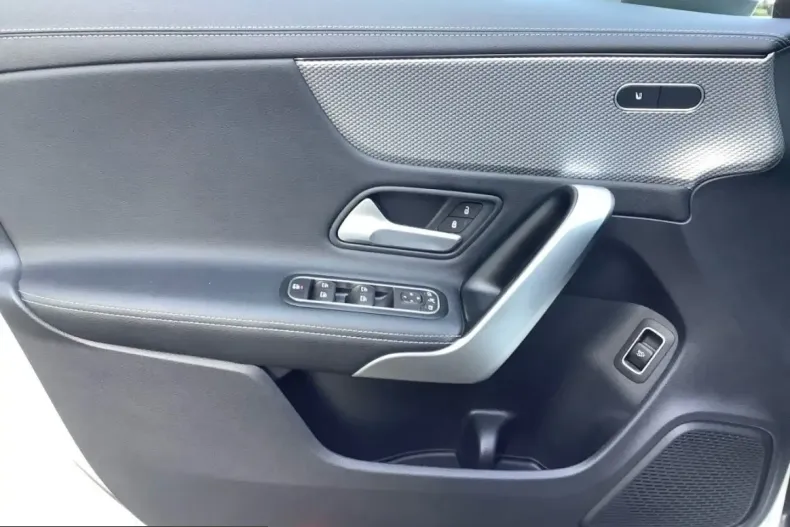 Mercedes-Benz CLA 200 (Clasa CLA) din 2023 cu 41.267 km - oferta MER199995 - foto 11