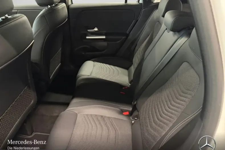 Mercedes-Benz GLA 180 (Clasa GLA) din 2024 cu 18.352 km - oferta MER200094 - foto 11