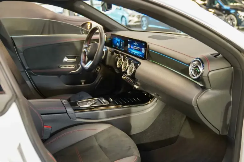 Mercedes-Benz CLA 250 (Clasa CLA) din 2024 cu 9.783 km - oferta MER200098 - foto 6