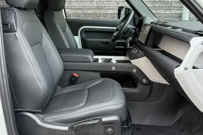 Land Rover Defender din 2025 cu 8.500 km - oferta LAN200137 - foto 16