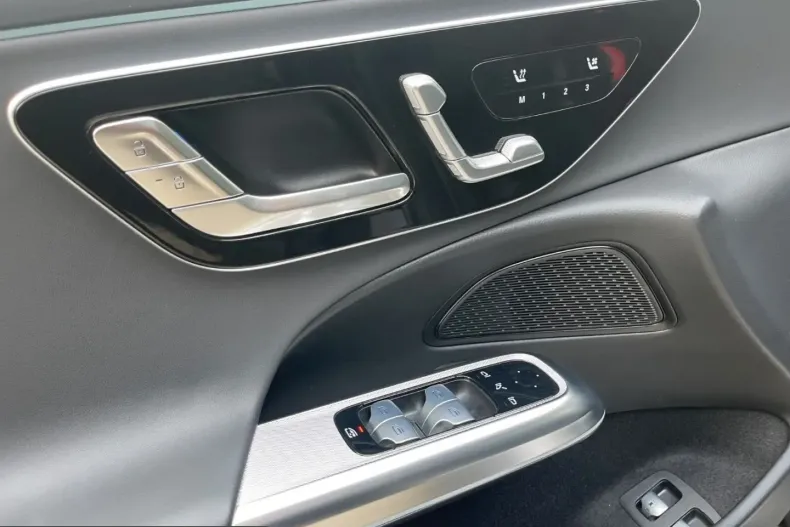 Mercedes-Benz E 300 (Clasa E) din 2025 cu 11.120 km - oferta MER200179 - foto 9