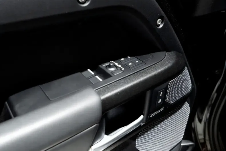 Land Rover Defender din 2024 cu 8.610 km - oferta LAN200208 - foto 24