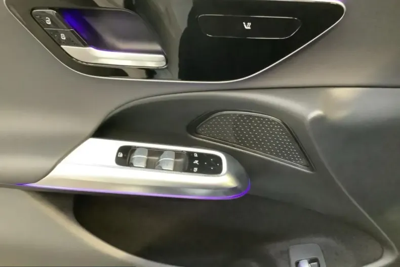 Mercedes-Benz E 200 (Clasa E) din 2024 cu 11.689 km - oferta MER200475 - foto 8