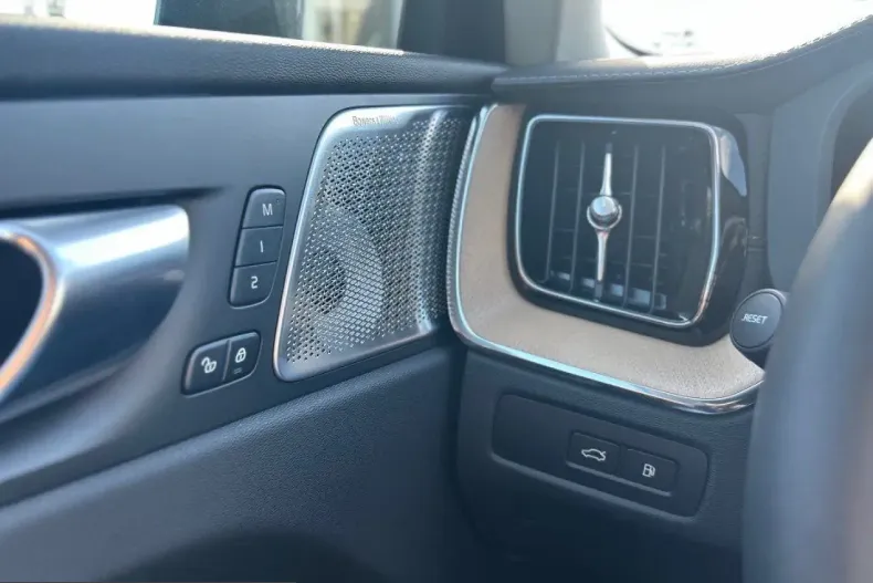 Volvo XC60 din 2025 cu 3.918 km - oferta VOL200869 - foto 11