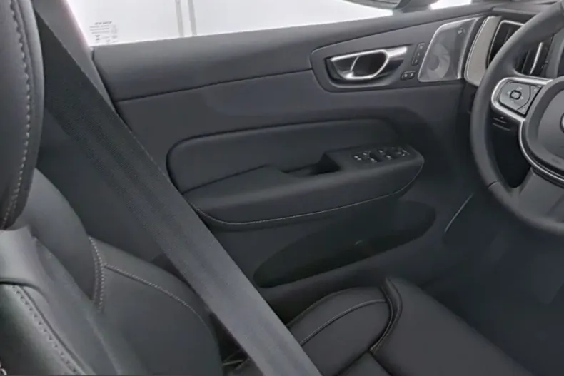 Volvo XC60 din 2025 cu 14.990 km - oferta VOL200872 - foto 12