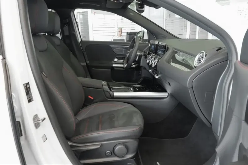 Mercedes-Benz GLA 250 (Clasa GLA) din 2024 cu 4.500 km - oferta MER200904 - foto 8