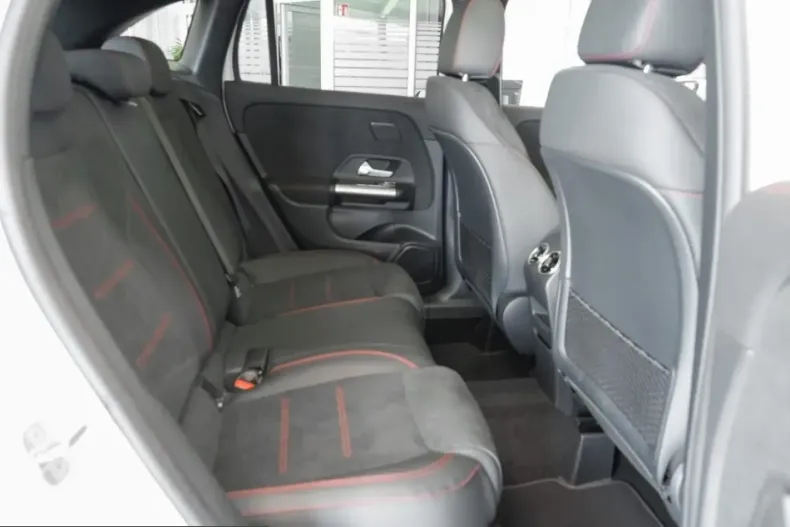 Mercedes-Benz GLA 250 (Clasa GLA) din 2024 cu 4.500 km - oferta MER200904 - foto 11