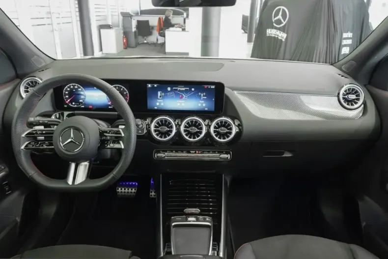 Mercedes-Benz GLA 250 (Clasa GLA) din 2024 cu 4.500 km - oferta MER200904 - foto 12