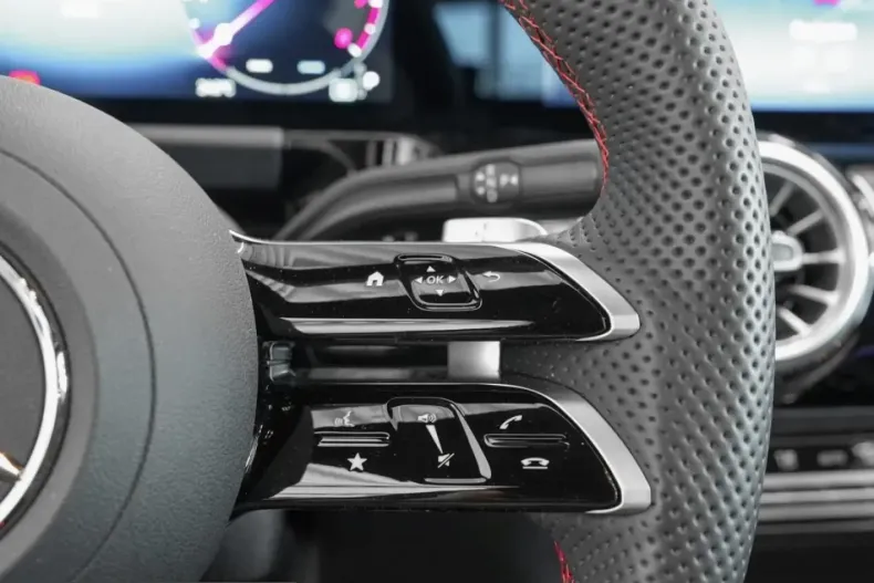 Mercedes-Benz GLA 250 (Clasa GLA) din 2024 cu 4.500 km - oferta MER200904 - foto 18