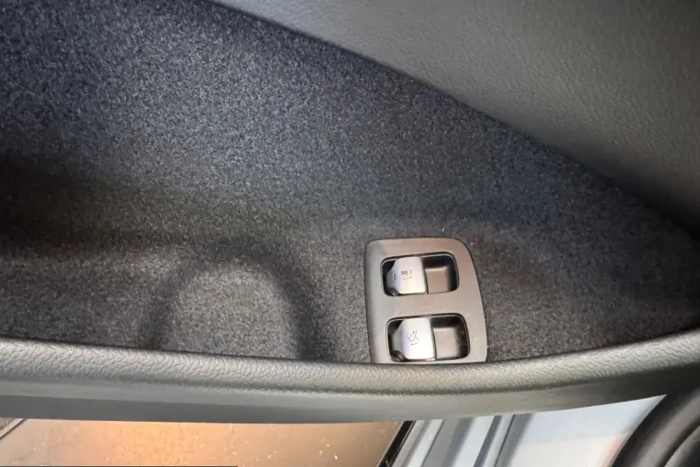 Mercedes-Benz E 400 (Clasa E) din 2023 cu 39.890 km - oferta MER200928 - foto 13