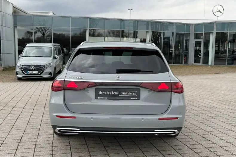 Mercedes-Benz E 220 (Clasa E) din 2023 cu 8.191 km - oferta MER201151 - foto 4