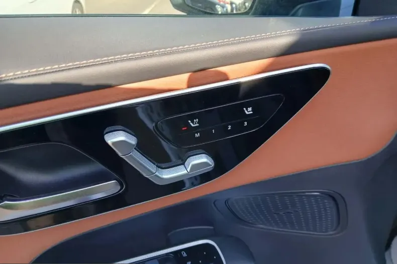 Mercedes-Benz GLC 300 (Clasa GLC) din 2025 cu 10.400 km - oferta MER201256 - foto 11