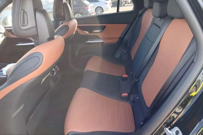 Mercedes-Benz GLC 300 (Clasa GLC) din 2025 cu 10.400 km - oferta MER201256 - foto 16