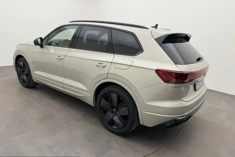Volkswagen Touareg din 2025 cu 4.900 km - oferta VOL201494 - foto 2