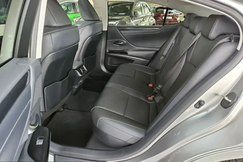 Lexus ES 300 din 2024 cu 10.880 km - oferta LEX201524 - foto 10