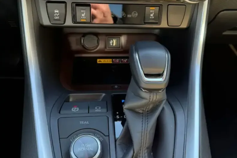 Toyota RAV4 din 2025 cu 7.940 km - oferta TOY201614 - foto 17