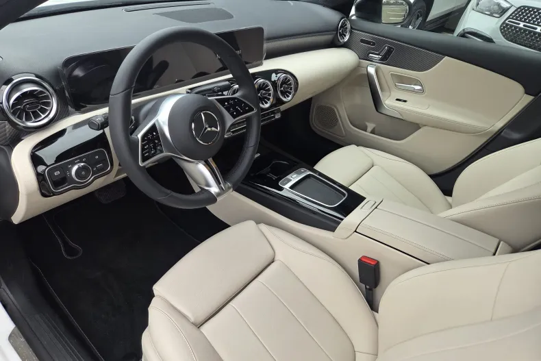 Mercedes-Benz A 250 (Clasa A) din 2024 cu 5 km - oferta MER202267 - foto 16