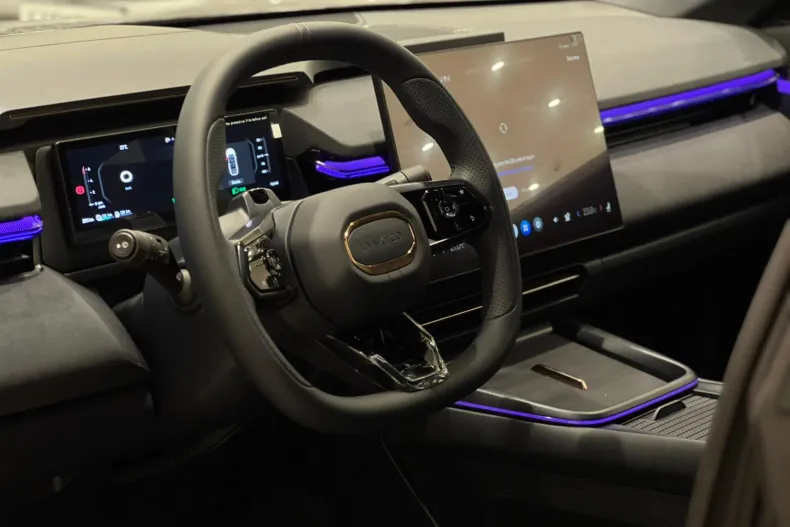 Lynk & Co 08 din 2025 cu 2 km - oferta LYN202475 - foto 3