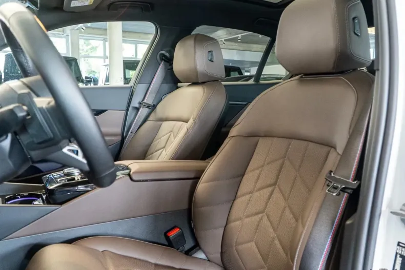 BMW 550e (Seria 5) din 2025 cu 27.972 km - oferta BMW202695 - foto 12