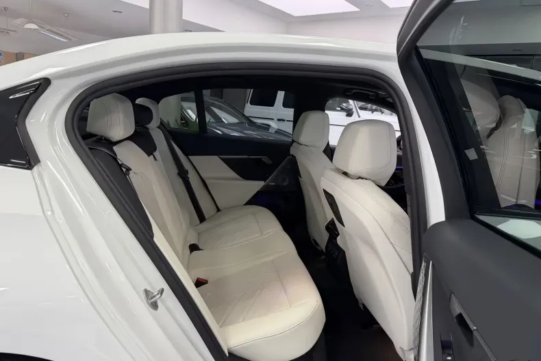 BMW 550e (Seria 5) din 2025 cu 23.100 km - oferta BMW202703 - foto 21