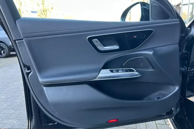 Mercedes-Benz E 220 (Clasa E) din 2025 cu 10.000 km - oferta MER202786 - foto 10